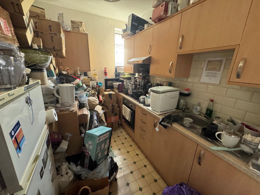 Lot: 135 - FREEHOLD INVESTMENT OF THREE FLATS - Top maisonette kitchen